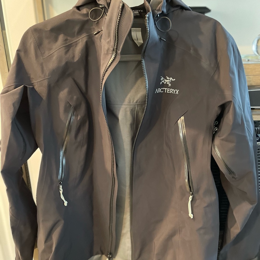 Arc’teryx lightweight hardshell for all seasons